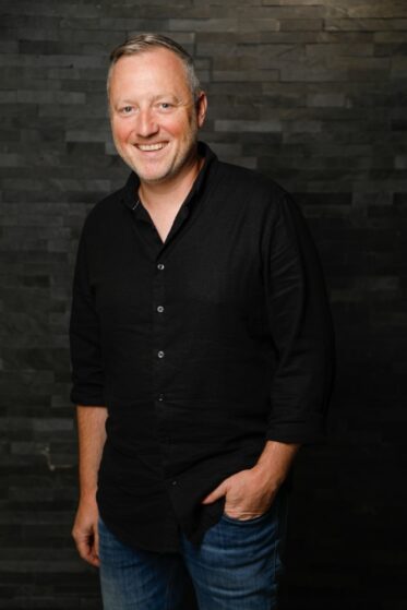 Tobi spielt Bass und singt